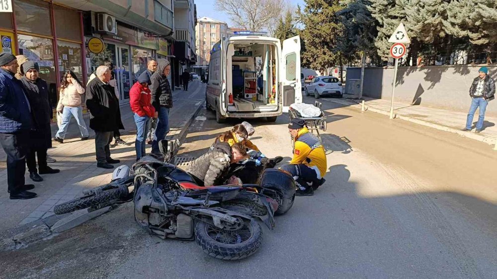 Kaza Sonrasında Acısını Unutup, Arkadaşını Teselli Etti