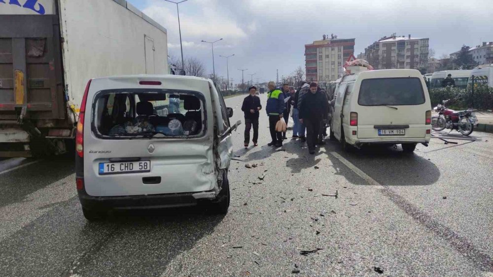 Minibüs, Ticari Araca Çarptı!
