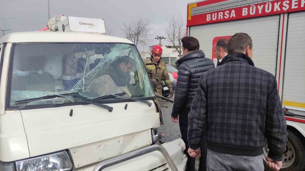 Minibüs, Ticari Araca Çarptı!