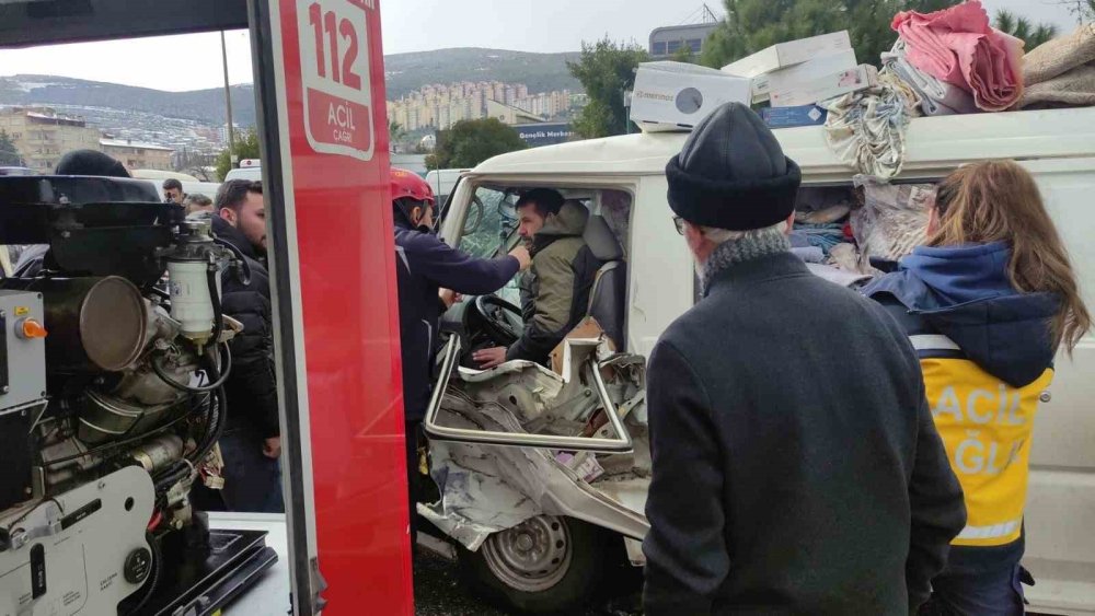 Minibüs, Ticari Araca Çarptı!