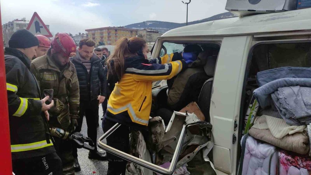 Minibüs, Ticari Araca Çarptı!