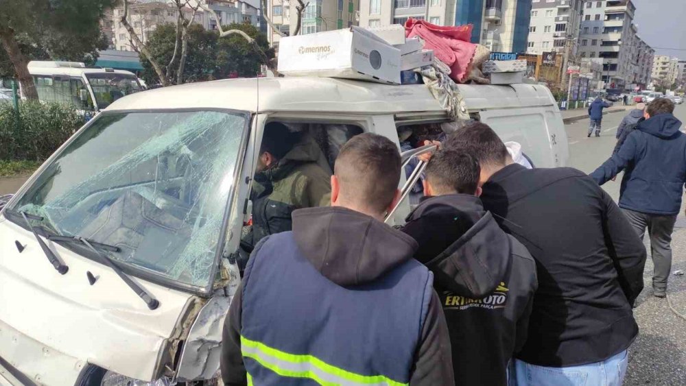 Minibüs, Ticari Araca Çarptı!