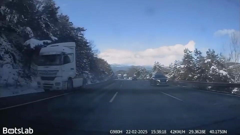Tırın Dorsesi Yol Ortasında Kaldı