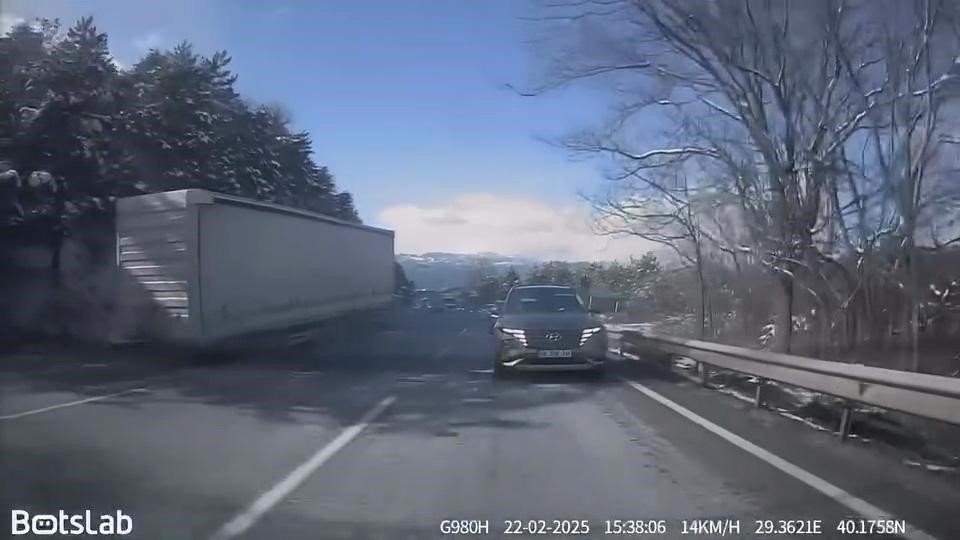 Tırın Dorsesi Yol Ortasında Kaldı