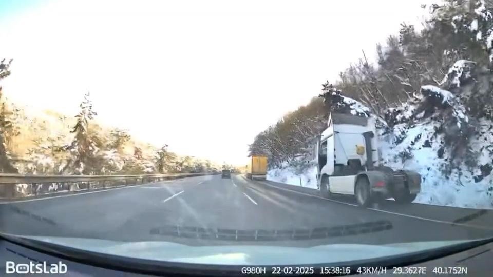 Tırın Dorsesi Yol Ortasında Kaldı