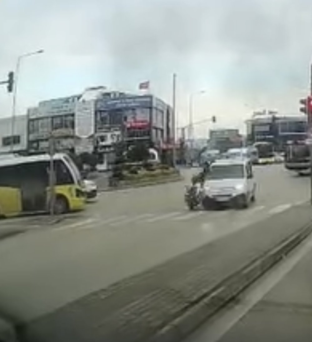 Yaya Geçidini Kullanan Motosiklete Otomobil Çarptı
