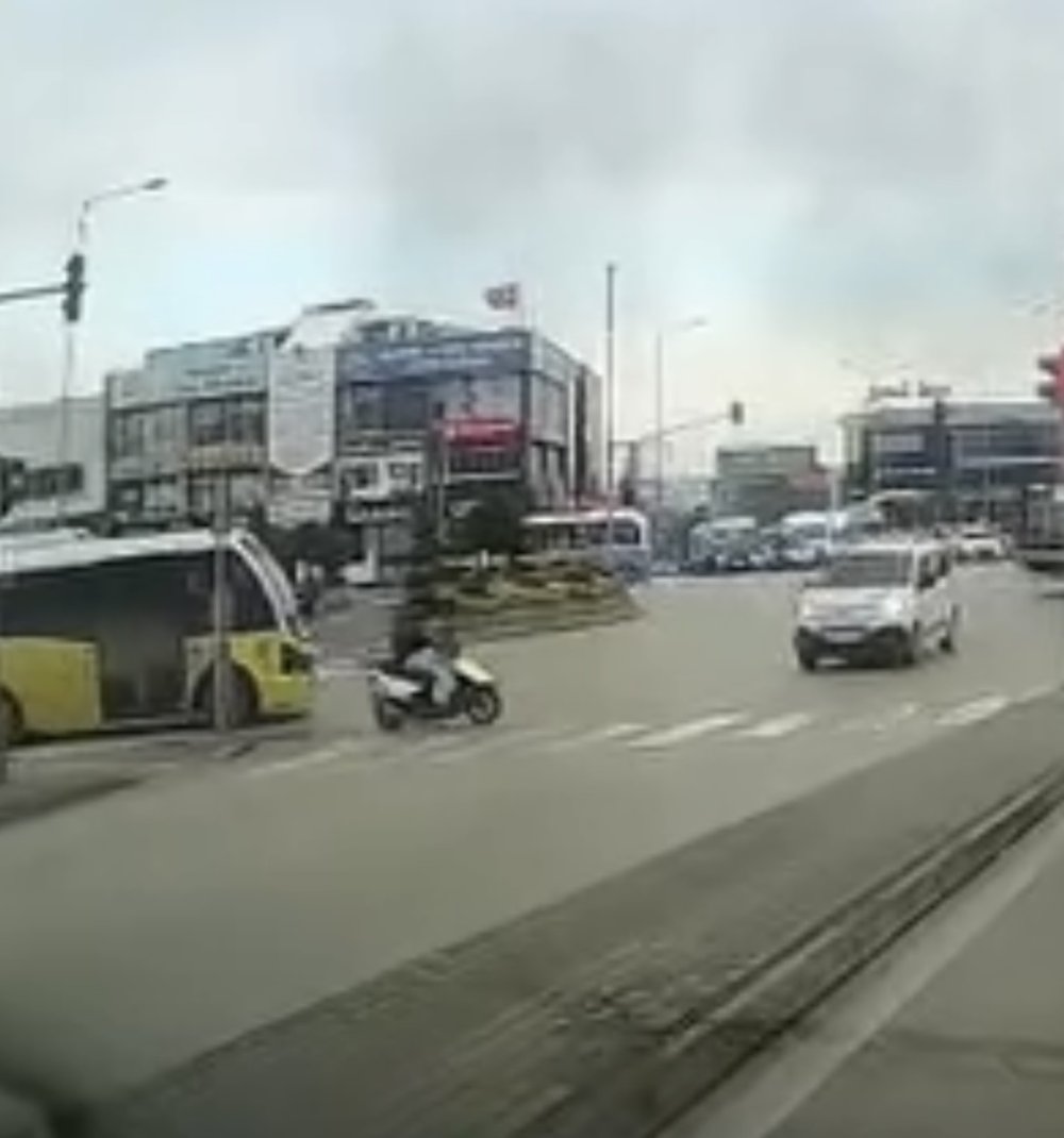 Yaya Geçidini Kullanan Motosiklete Otomobil Çarptı