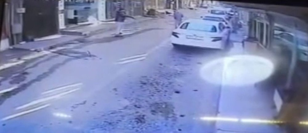 Kurşunlardan Kaçmak İçin Araç Etrafında Ring Attı