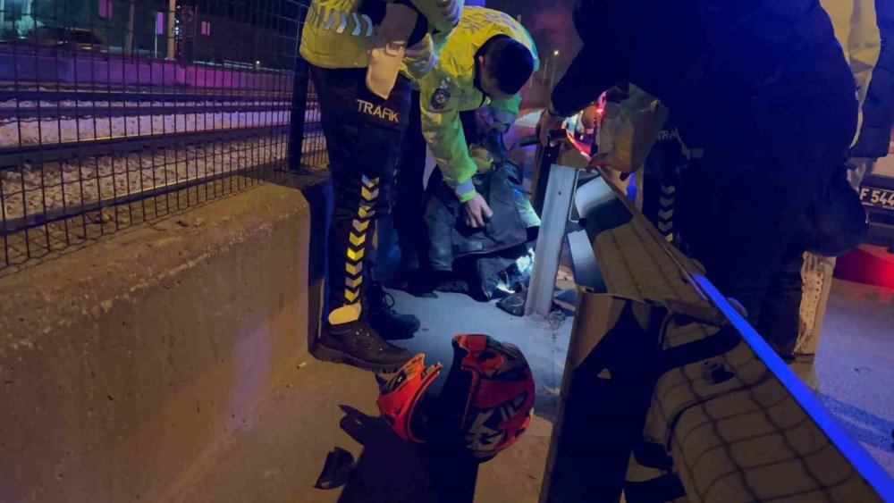 Motosiklet Sürücüsü Bariyerlere Çarparak Ağır Yaralandı