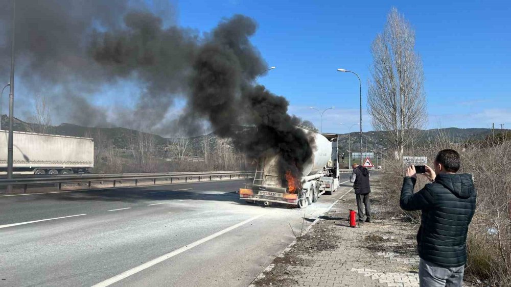 Kum Yüklü Tır Alev Aldı