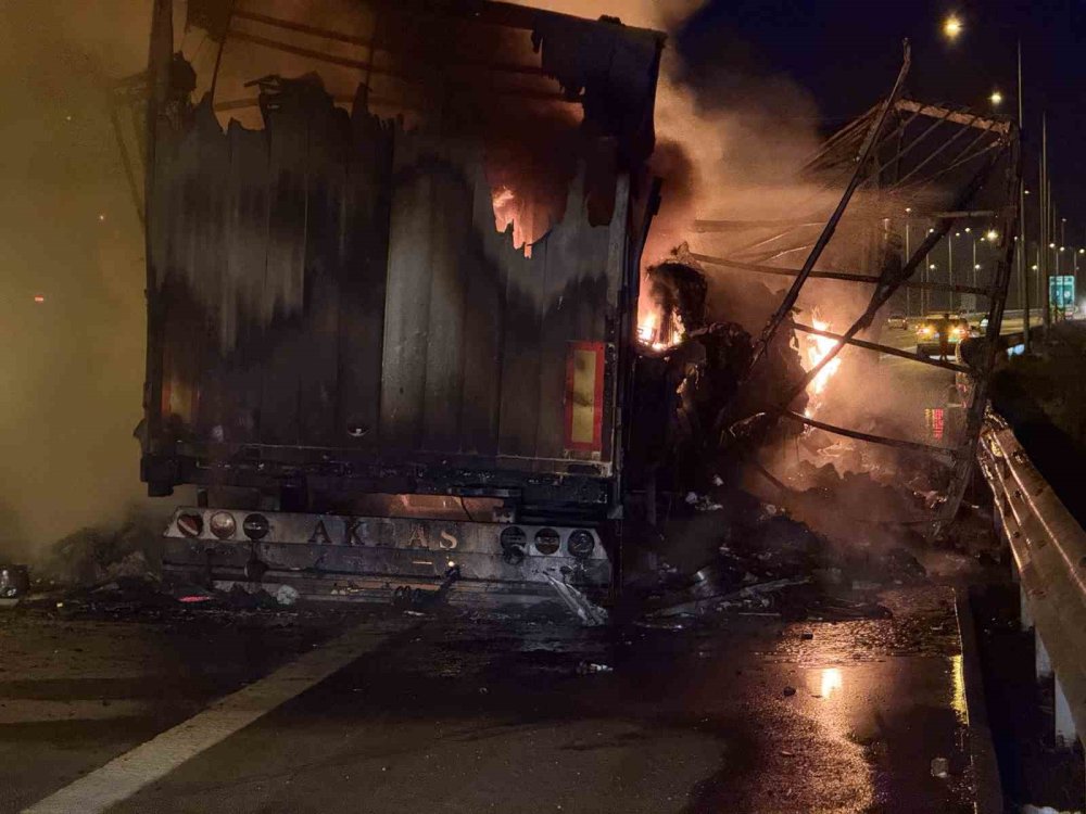 Kuzey Marmara Otoyolu’nda Seyir Halindeki Tırın Dorsesi Alev Topuna Döndü