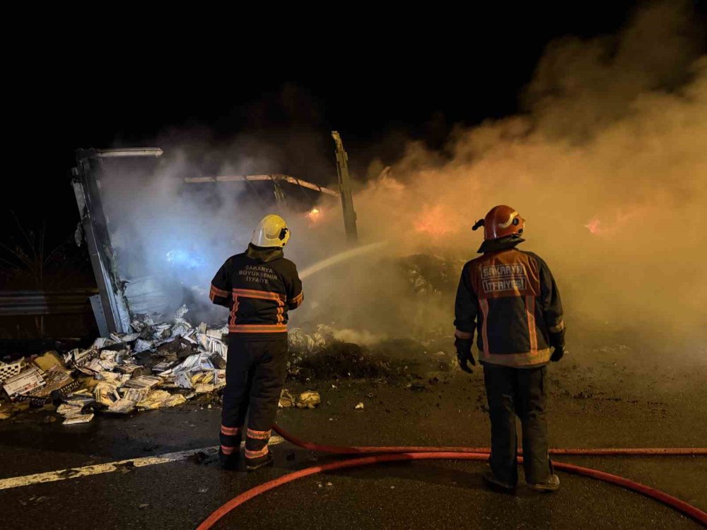 Kuzey Marmara Otoyolu’nda Seyir Halindeki Tırın Dorsesi Alev Topuna Döndü