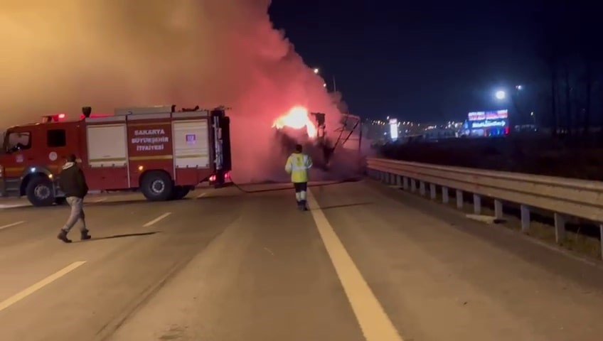 Kuzey Marmara Otoyolu’nda Seyir Halindeki Tırın Dorsesi Alev Topuna Döndü