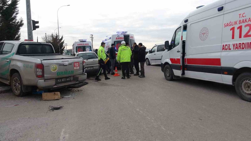 Otomobil İle Kamyonet Çarpıştı, 4 kişi yaralandı