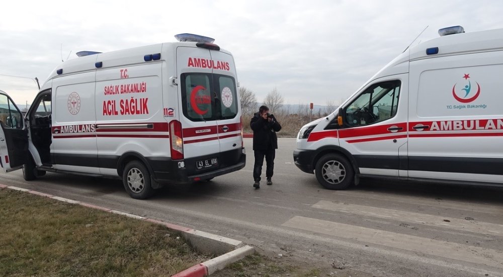 Otomobil İle Kamyonet Çarpıştı, 4 kişi yaralandı