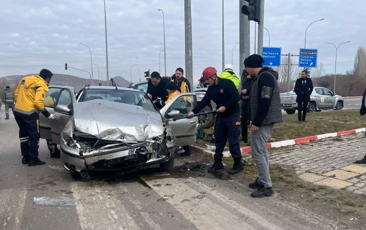Otomobil İle Kamyonet Çarpıştı, 4 kişi yaralandı