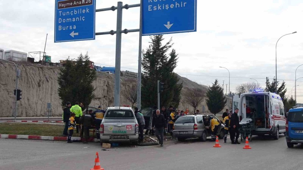 Otomobil İle Kamyonet Çarpıştı, 4 kişi yaralandı