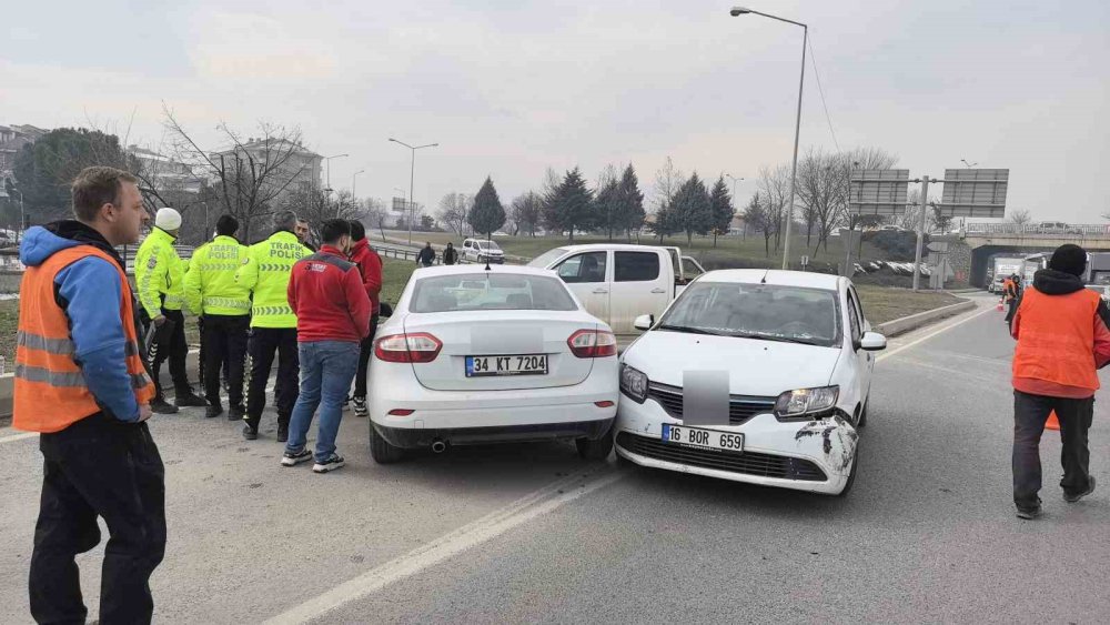 Otomobiller Çarpıştı 2 Kişi Yaralandı