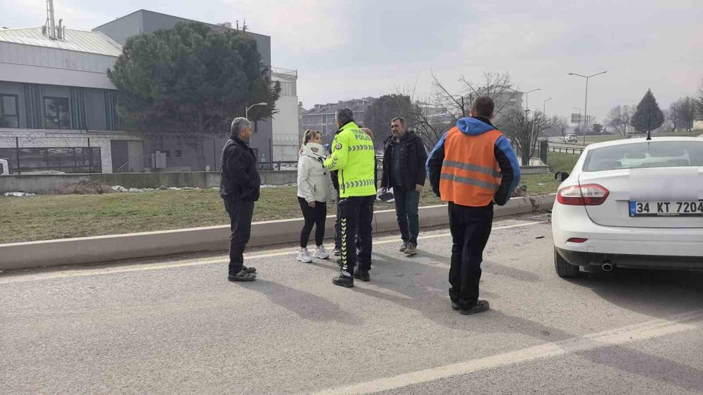 Otomobiller Çarpıştı 2 Kişi Yaralandı