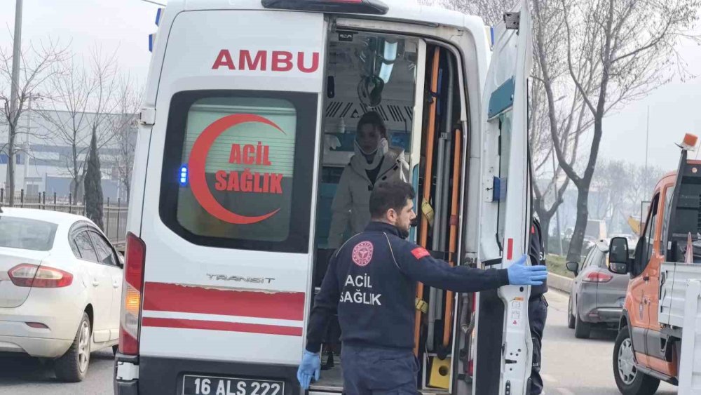 Otomobiller Çarpıştı 2 Kişi Yaralandı