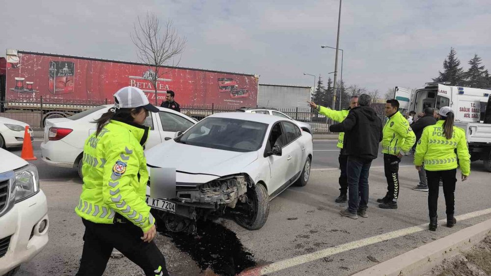 Otomobiller Çarpıştı 2 Kişi Yaralandı