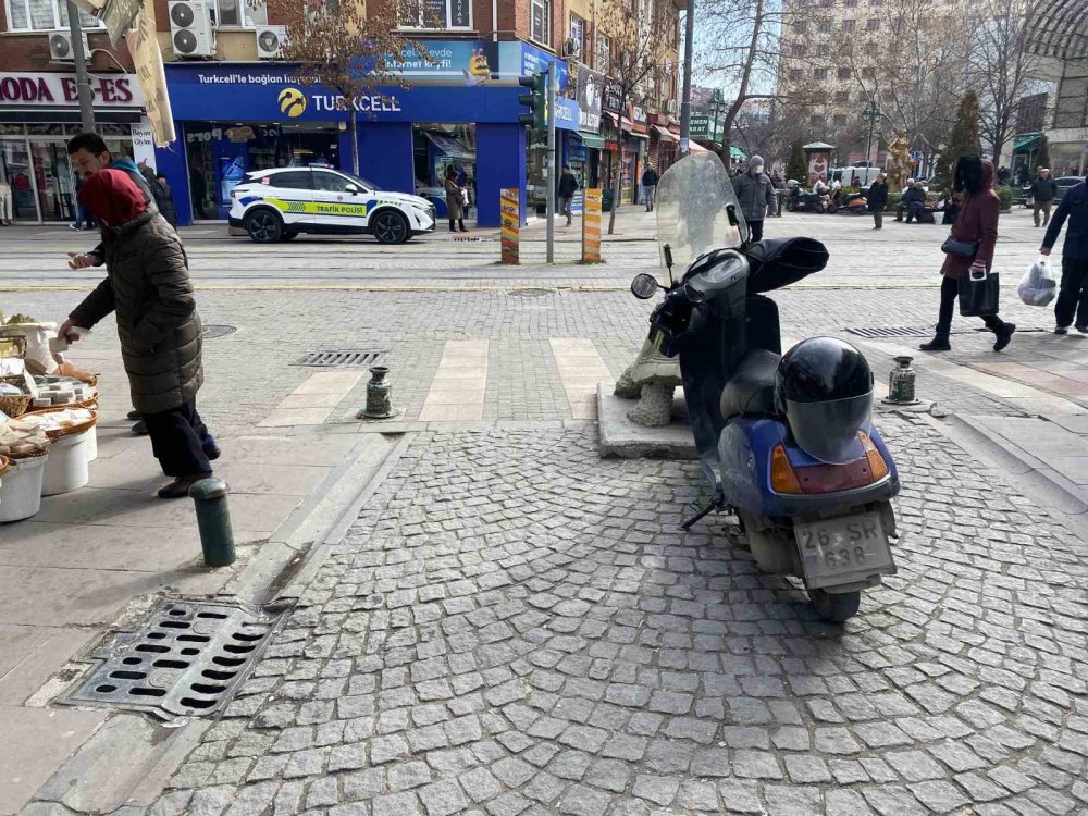 Polisin Denetim Yaptığı Yere Motosikletini Hatalı Park Etti, Ceza Yedi
