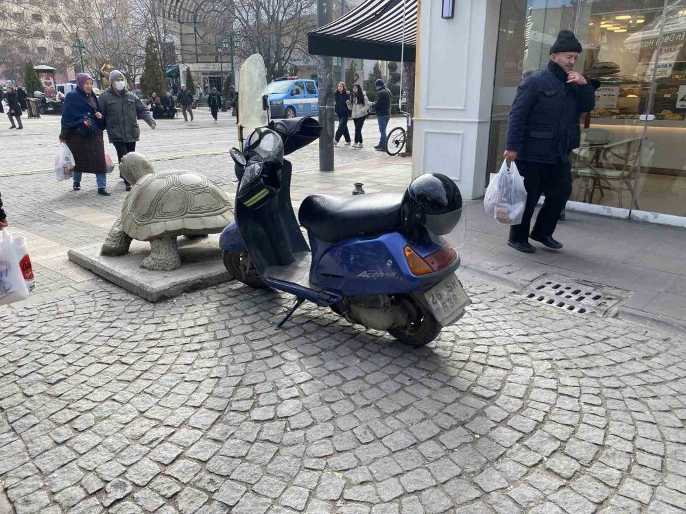 Polisin Denetim Yaptığı Yere Motosikletini Hatalı Park Etti, Ceza Yedi