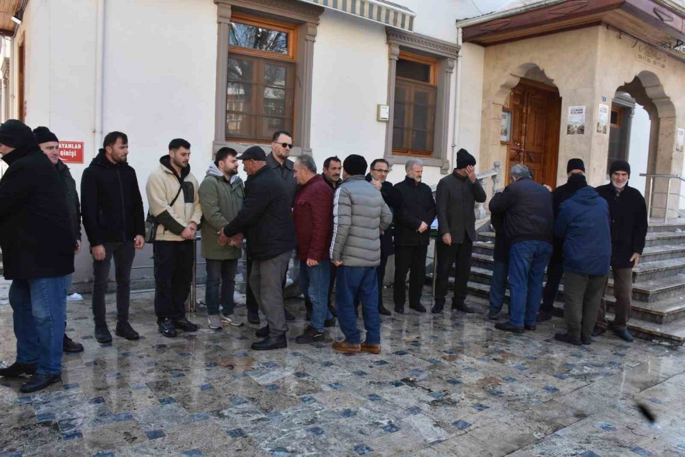 Tamir Etmek İstediği Tırın Altında Kalmıştı: Son Yolculuğuna Uğurlandı