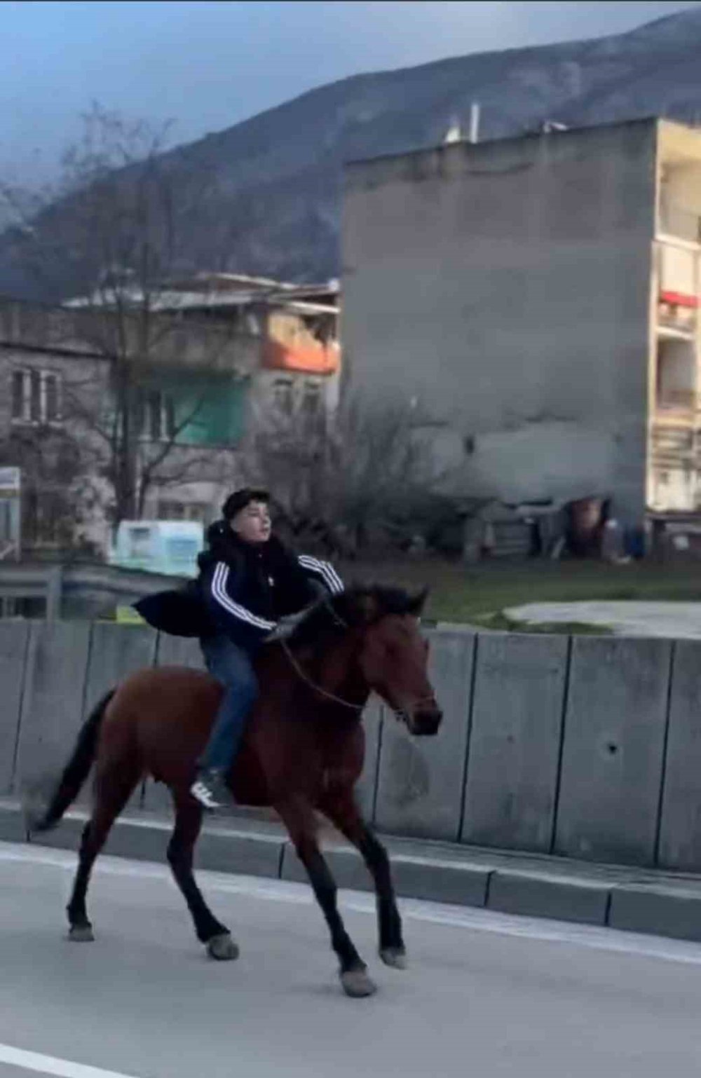 Trafiğe Atla Çıkan Genç Anayolda Dört Nala Koştu