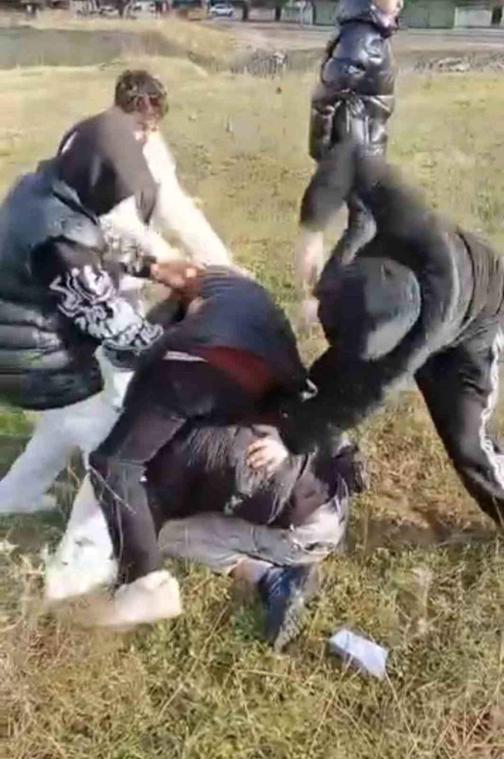 Aralarına Aldıkları Çocuğu Darp Edip Kameraya Aldılar