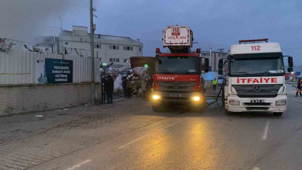 Çöp Toplama Merkezinde Çıkan Yangın Kontrol Altına Alındı