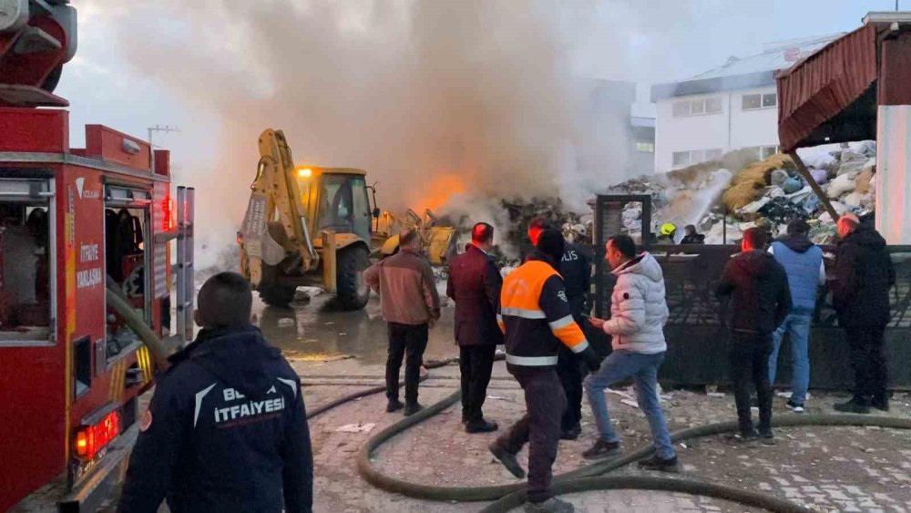 Çöp Toplama Merkezinde Çıkan Yangın Kontrol Altına Alındı