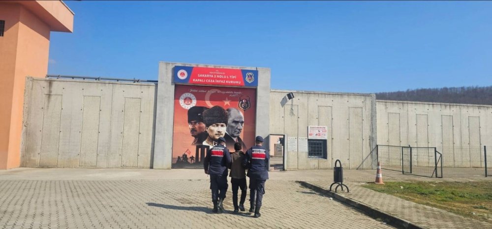 9 Yıl Kaçtı, Jandarma Çadırın İçinde Kazdığı Çukurda Saklanırken Yakaladı