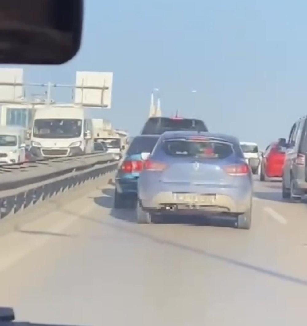 ‘Kaza Geliyorum’ Dedi, Önce Şeritten Çıktı, Sonra Kaza Yaptı