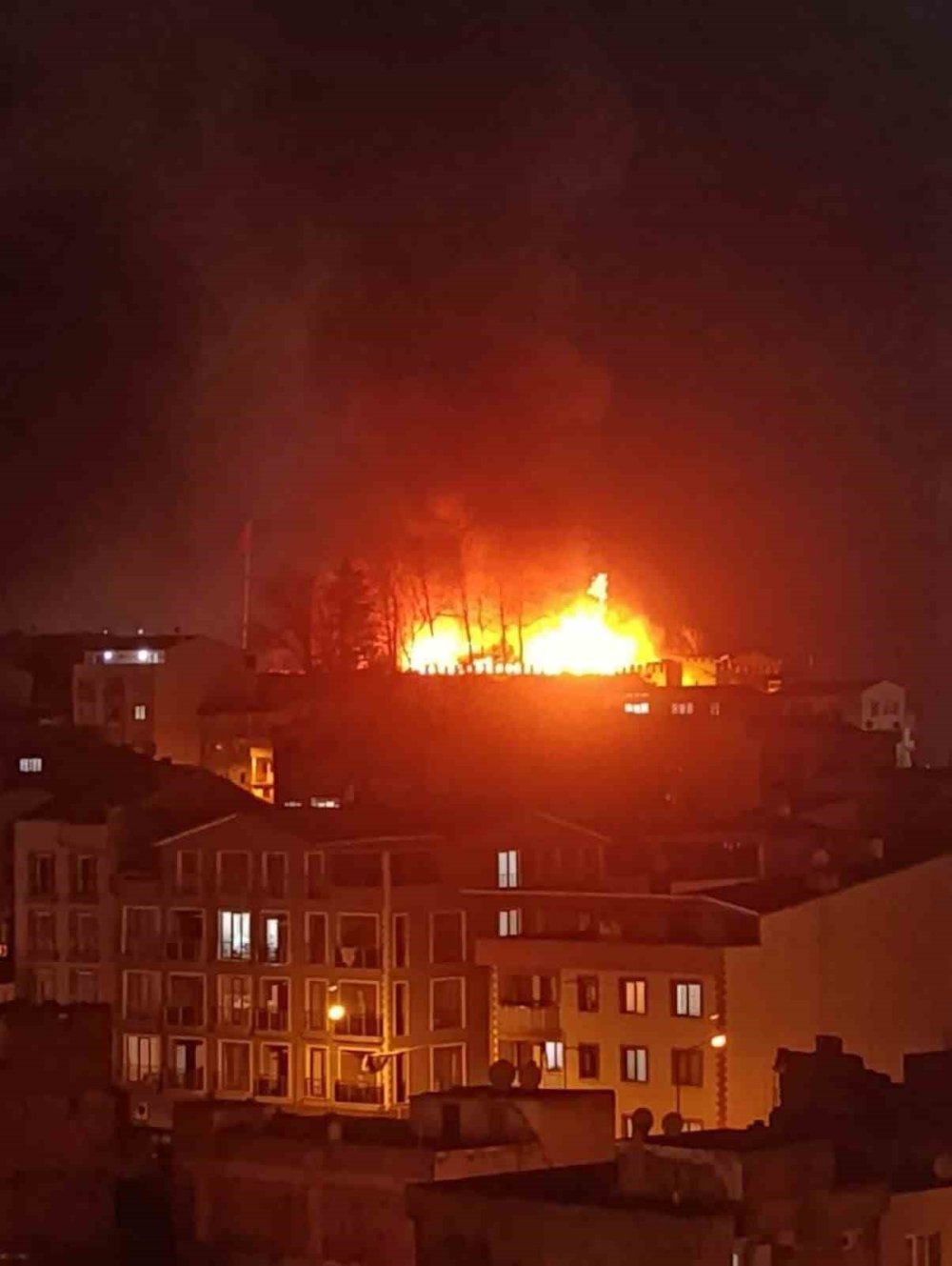 Tarihi Kale Alevlere Teslim Oldu