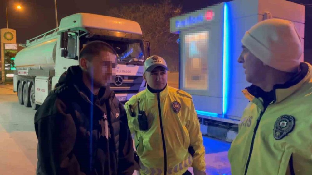 Babasından Kaçırdığı Araçla Polisle Kovalamaca Yaşadı: "Abi Aracı Babamdan Kaçırdım"