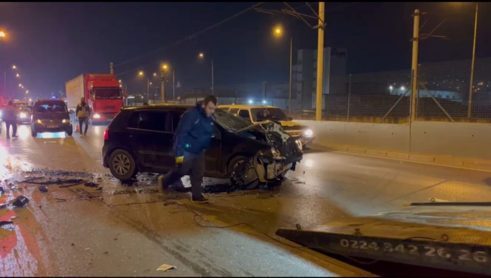 Makas Atarak İlerleyen Otomobil Minibüse Çarptı!