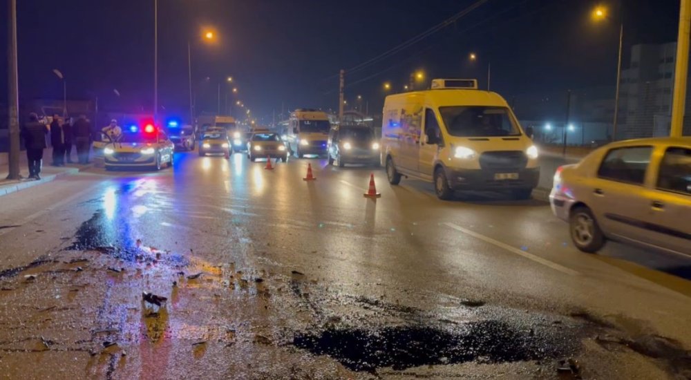Makas Atarak İlerleyen Otomobil Minibüse Çarptı!