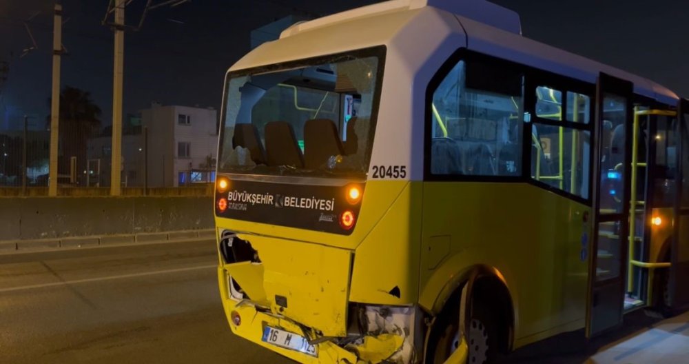 Makas Atarak İlerleyen Otomobil Minibüse Çarptı!