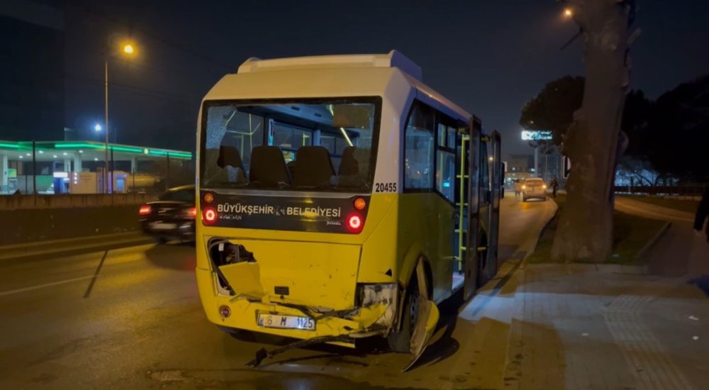 Makas Atarak İlerleyen Otomobil Minibüse Çarptı!