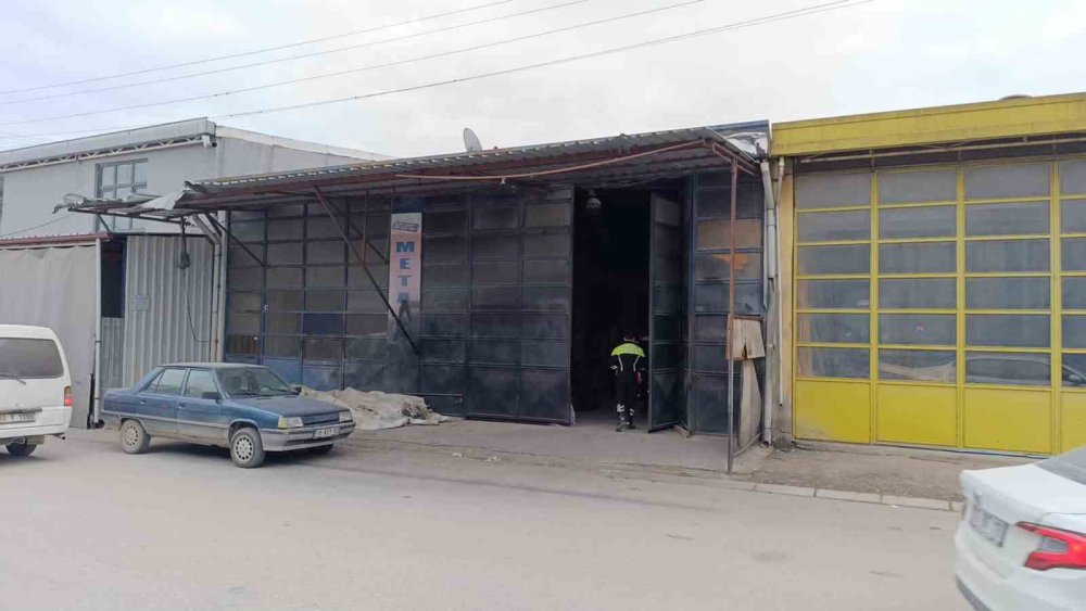 Tadilat İçin Çıktığı Çatıdan Düşerek Yaralandı