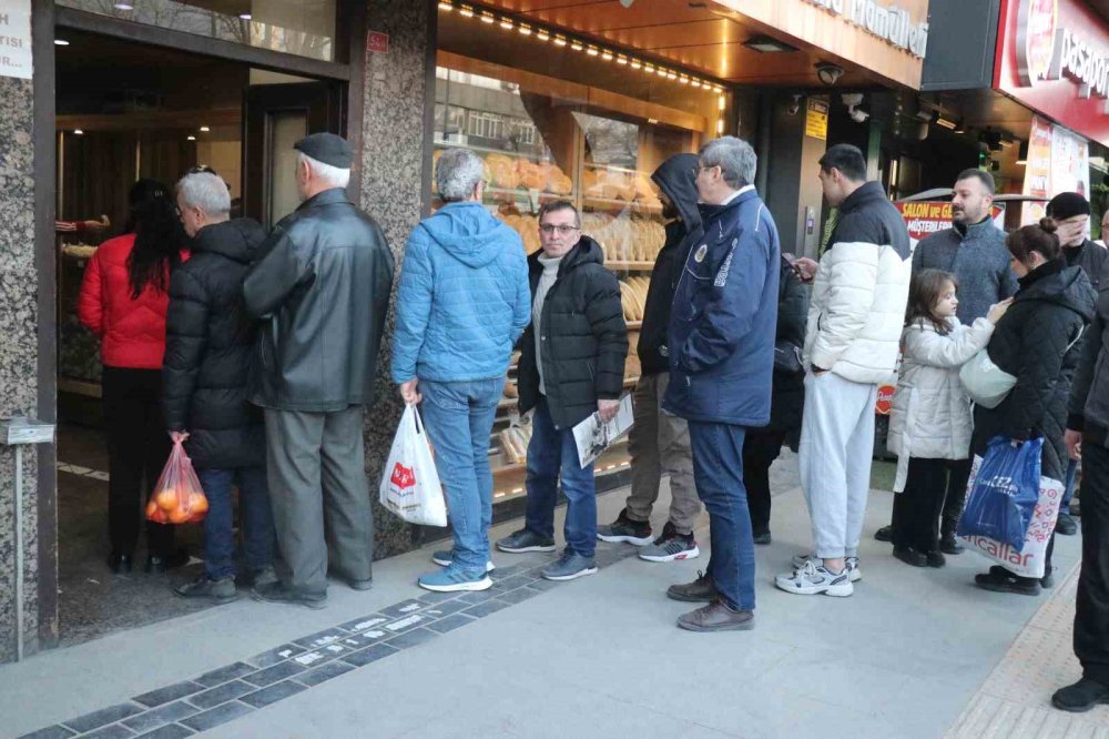 İlk İftar Gününde Pide Kuyruğu
