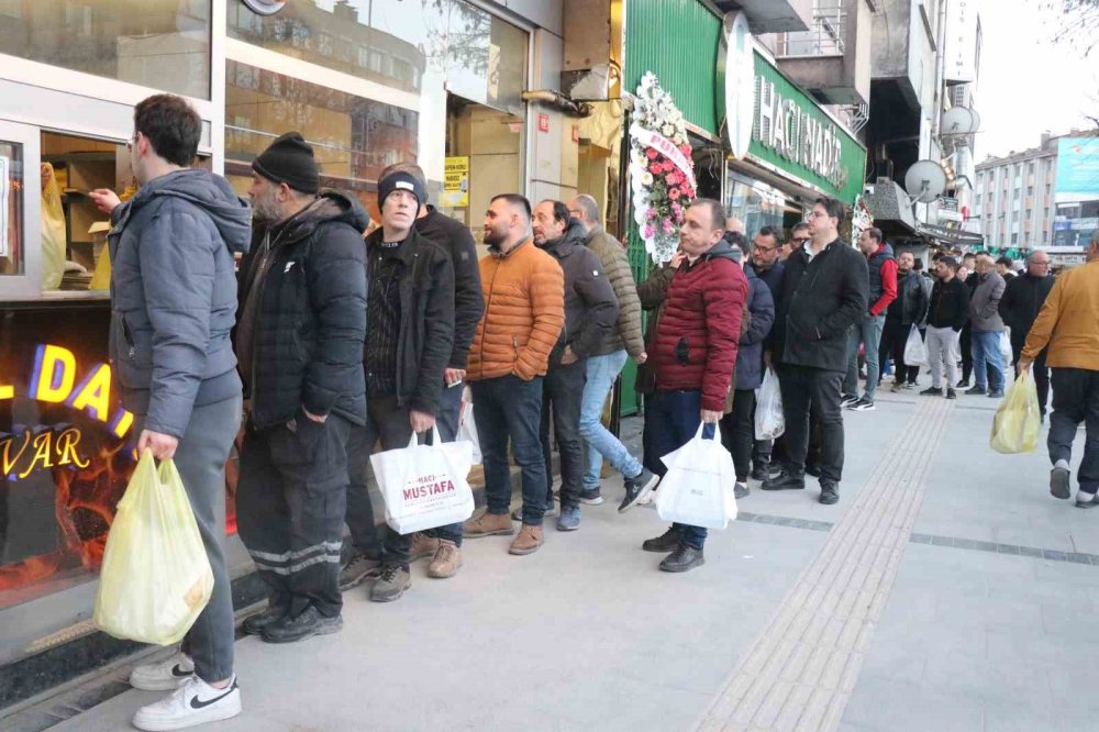 İlk İftar Gününde Pide Kuyruğu
