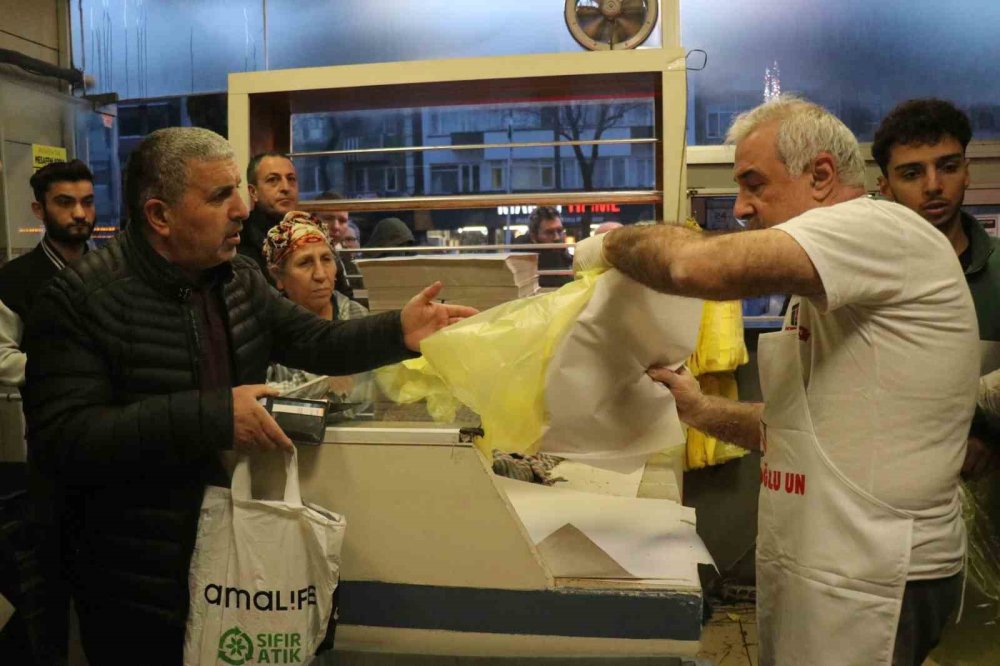 İlk İftar Gününde Pide Kuyruğu