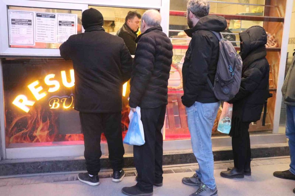 İlk İftar Gününde Pide Kuyruğu