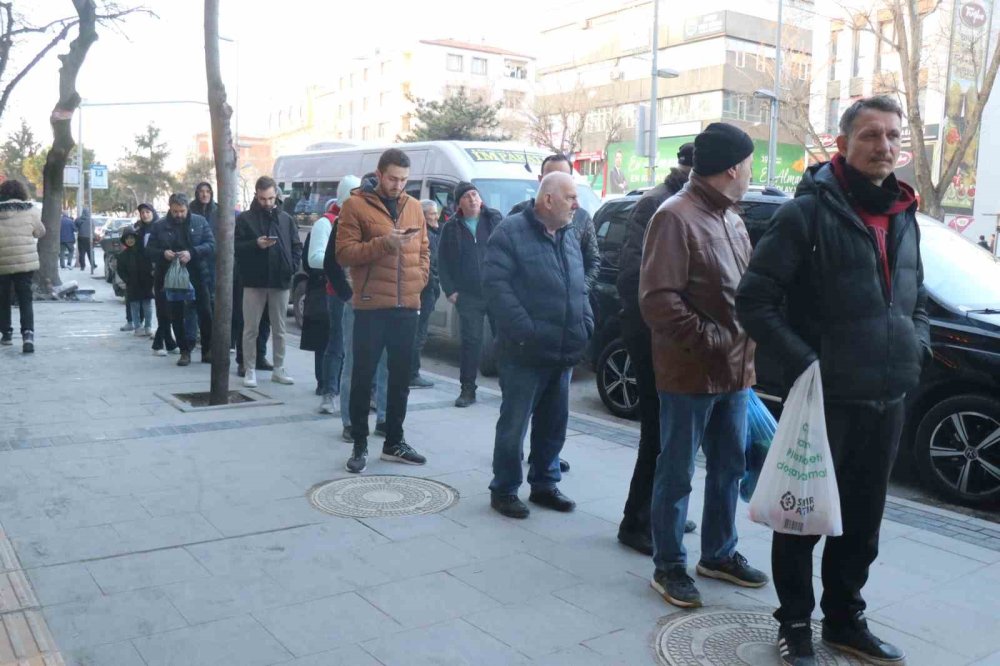 İlk İftar Gününde Pide Kuyruğu