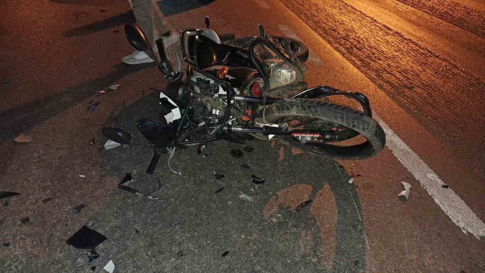 Motosiklet Otomobile Çarptı: 3 Yaralı