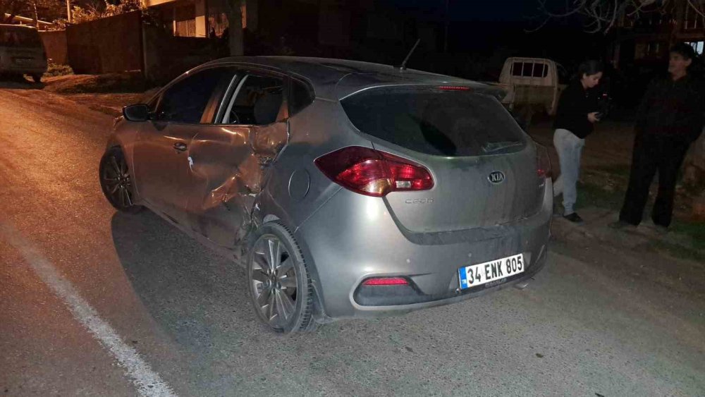 Motosiklet Otomobile Çarptı: 3 Yaralı