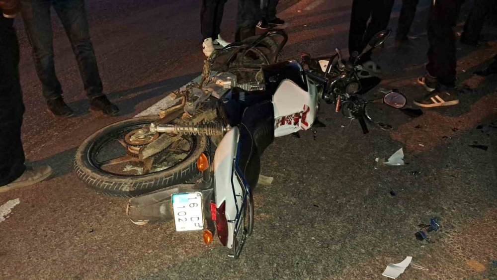 Motosiklet Otomobile Çarptı: 3 Yaralı