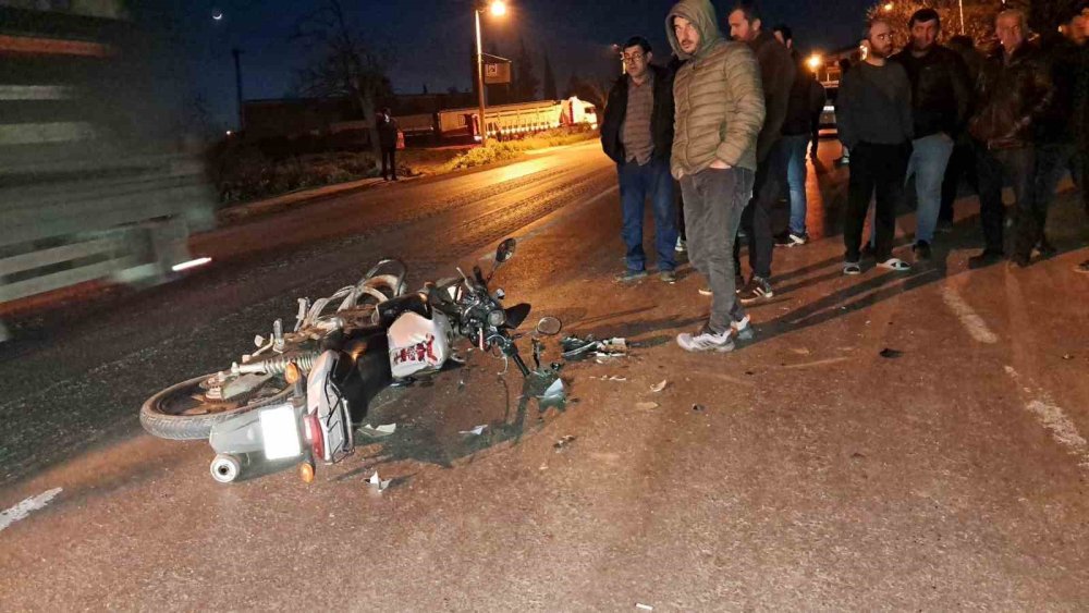 Motosiklet Otomobile Çarptı: 3 Yaralı